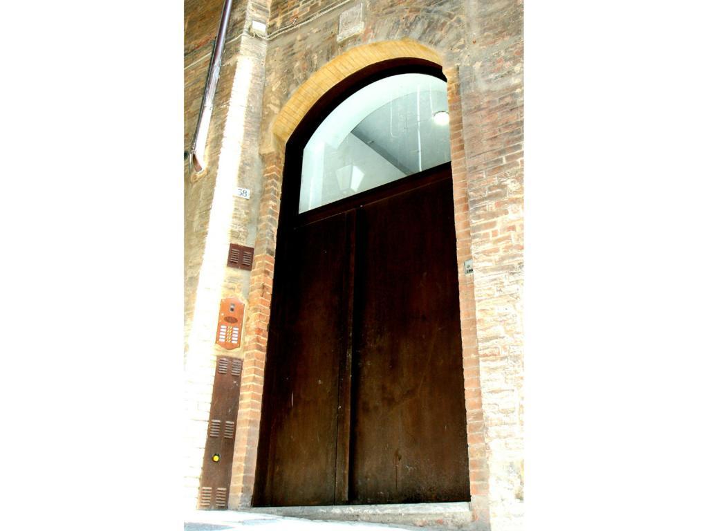 Il Tolomei - Central In The Middle Of Main Street Siena Bilik gambar